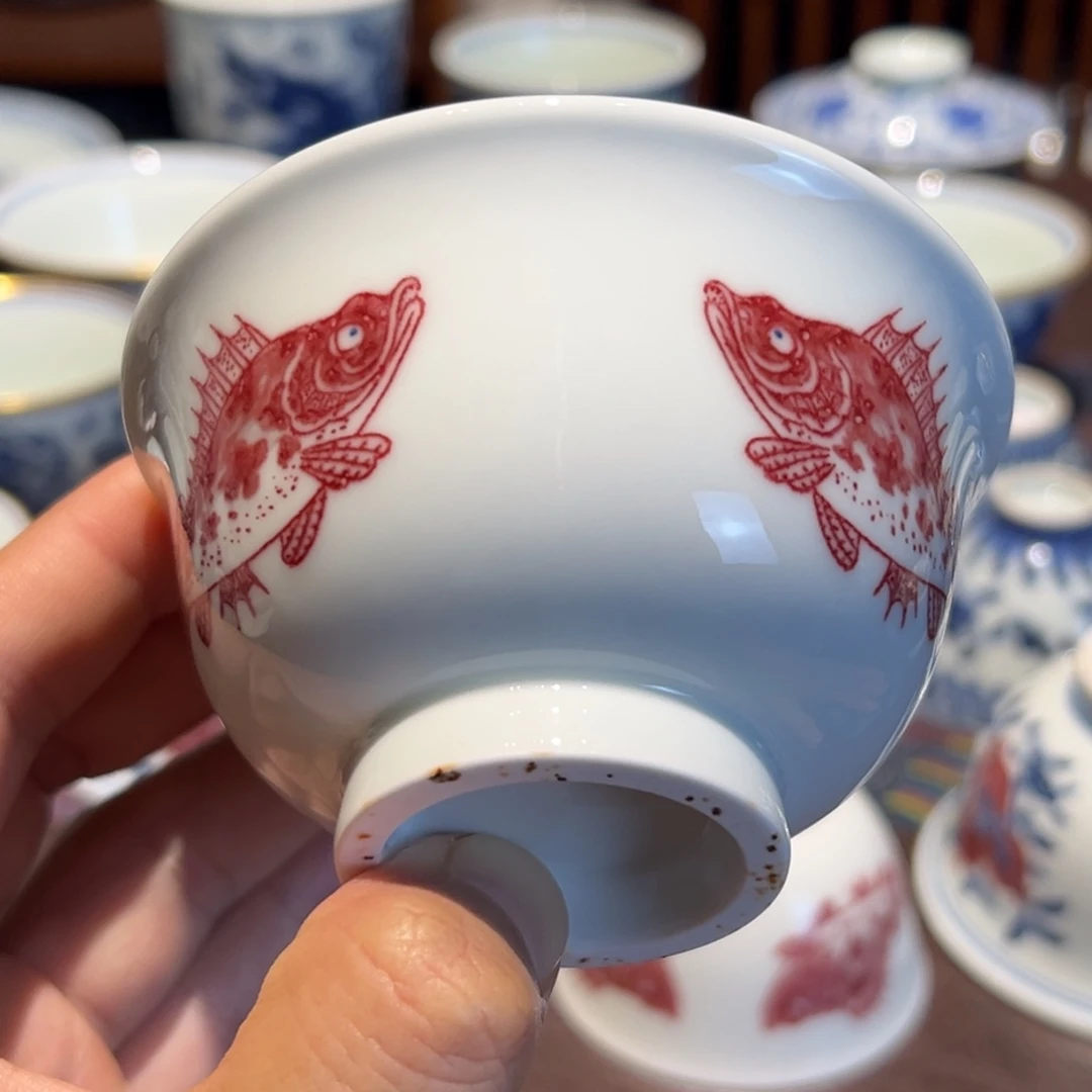 微瑕精品青花釉里红三面鳜鱼压手杯口径约9.5厘米