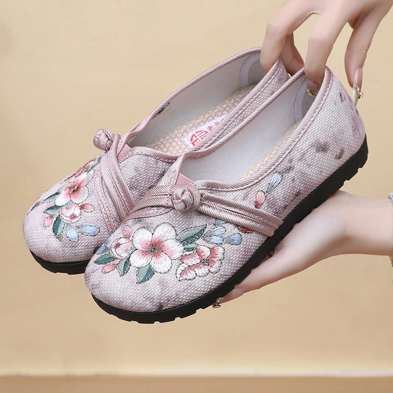 春季新款一脚蹬老北京布鞋女低帮软底绣花鞋透气轻便老年休闲单鞋
