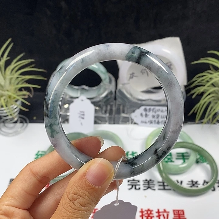 翡翠未镶嵌手镯69号。 58.6圈