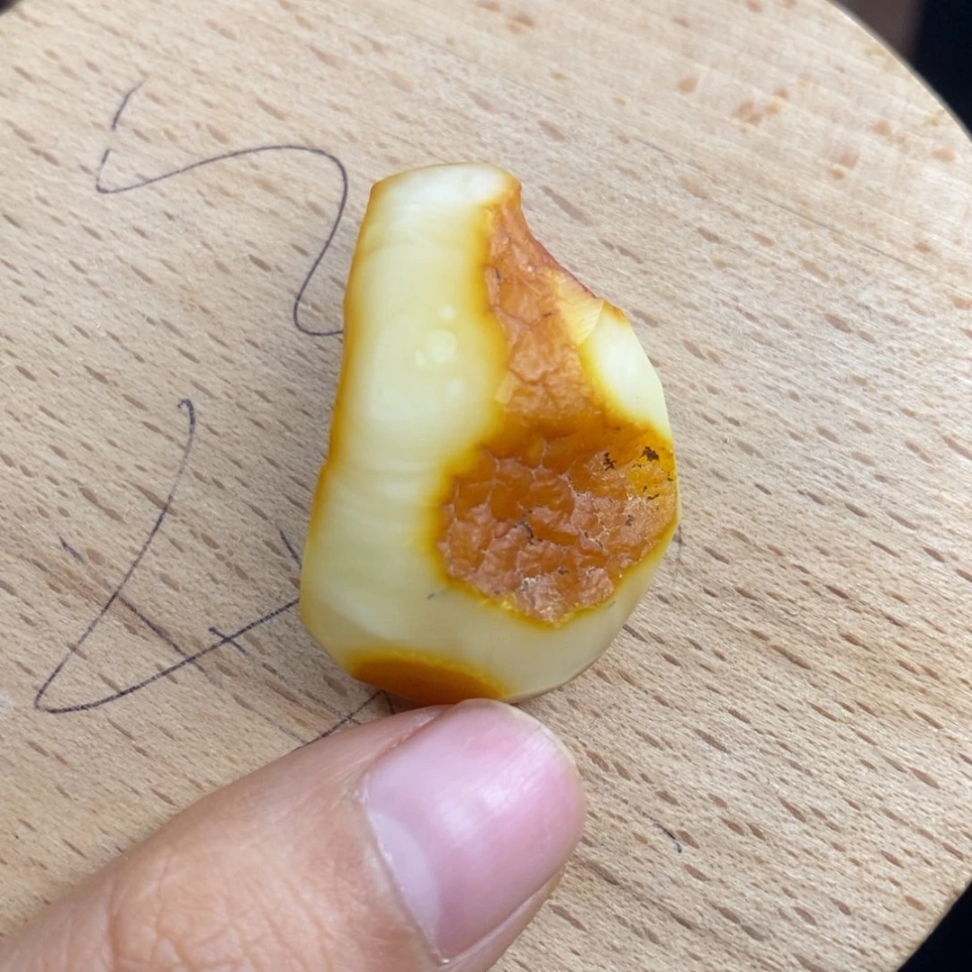 琥珀颈饰未镶嵌多*梨