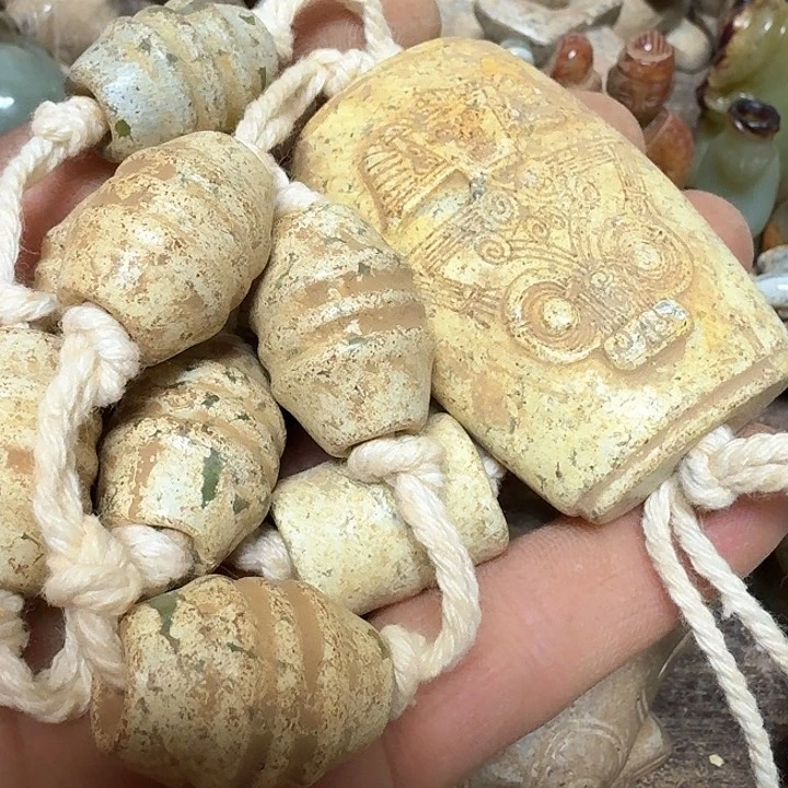 蛇纹石玉颈饰未镶嵌