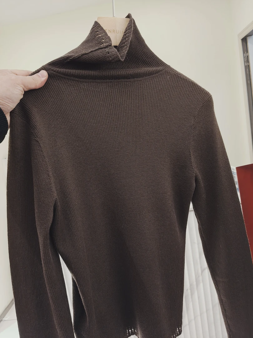 时尚长袖镂空领边毛衫