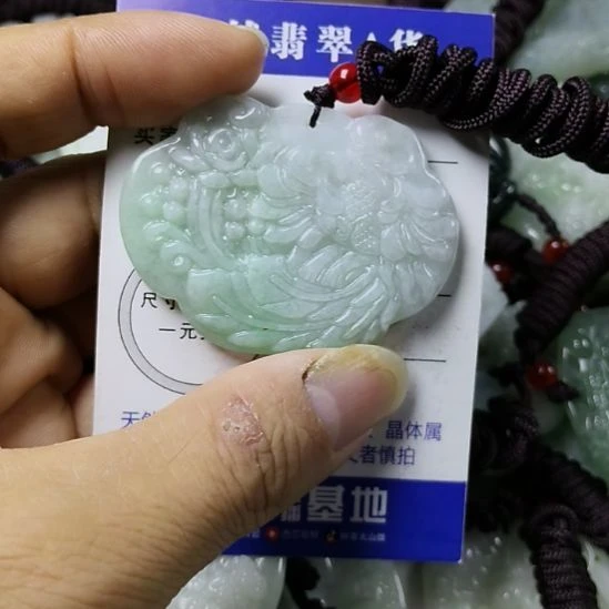 翡翠未镶嵌颈饰挂件