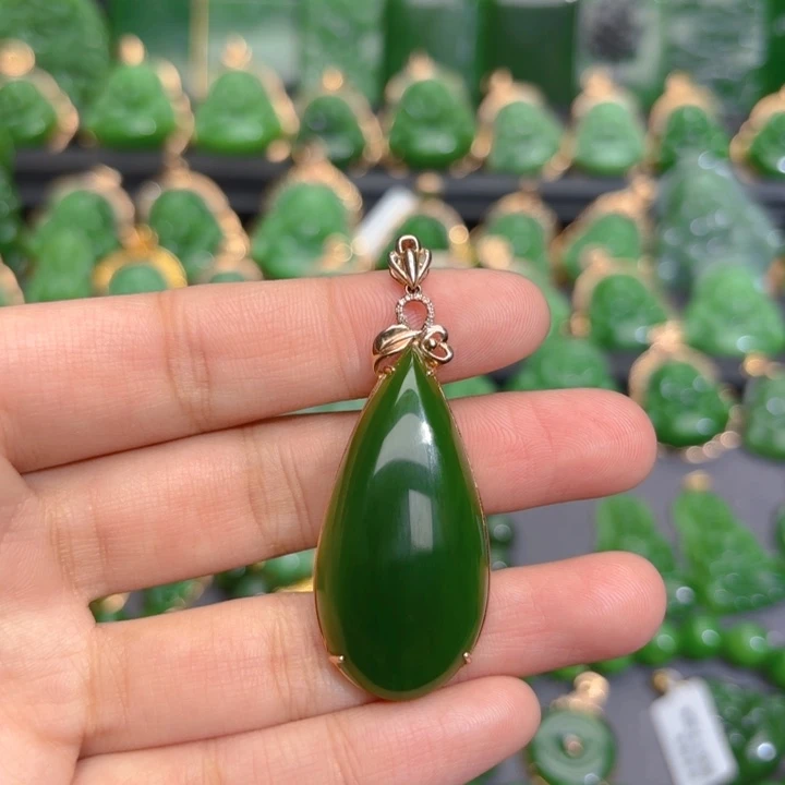 颈饰18K金镶嵌和田玉（碧玉）