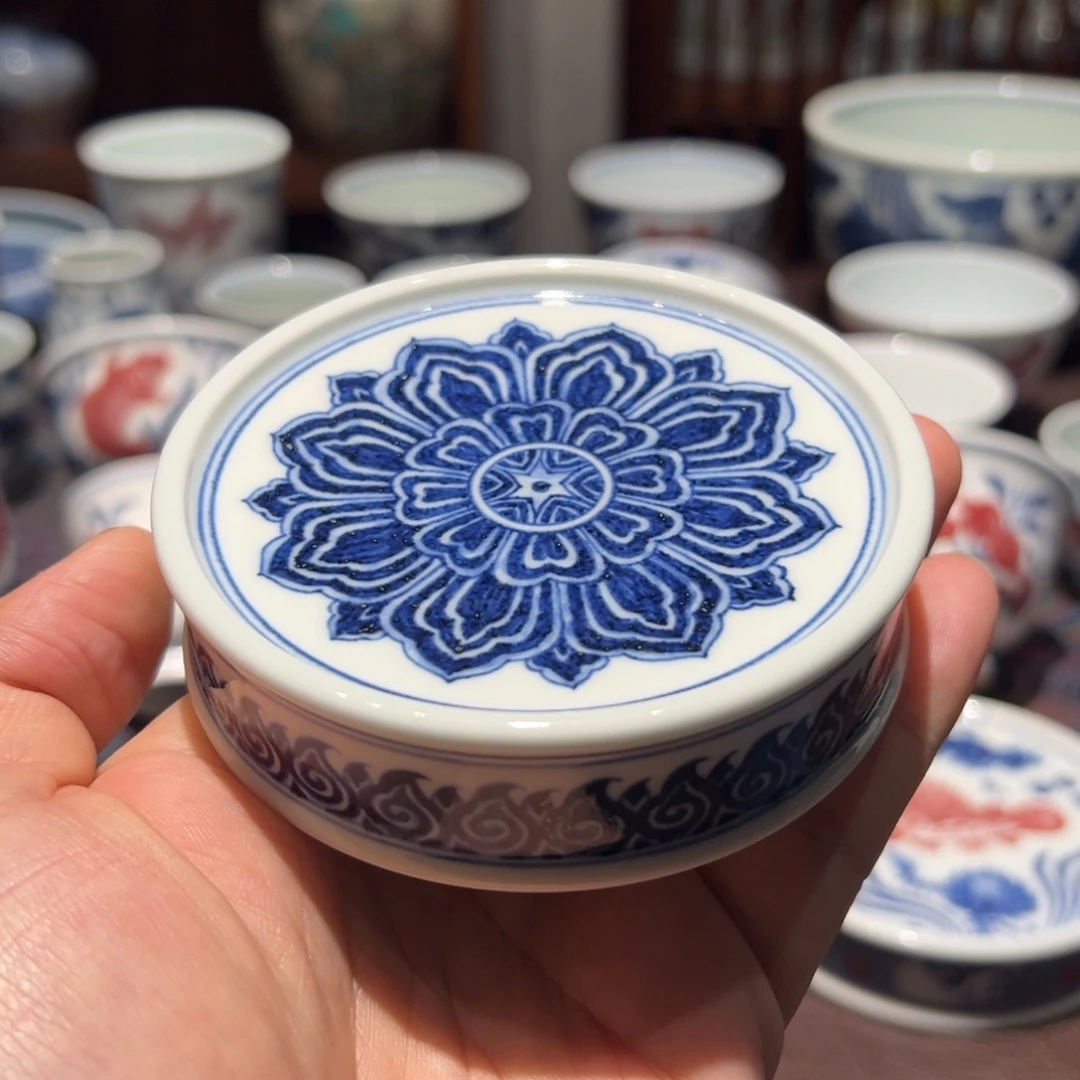 精品青花宝相盖置面径约8.2厘米