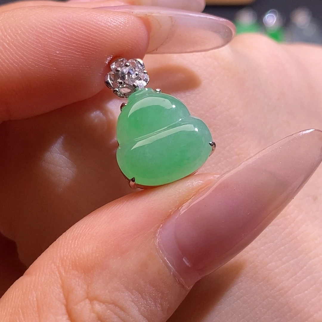 翡翠18K金镶嵌颈饰葫芦