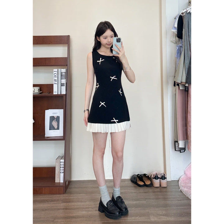 裙子女夏季款法式气质收腰小黑短裙2025新款圆领立体无袖连衣裙