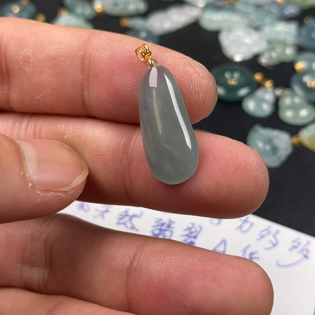 颈饰18K金镶嵌翡翠