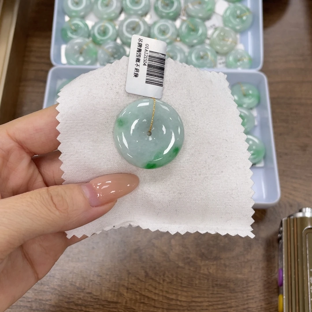 翡翠未镶嵌颈饰平安扣