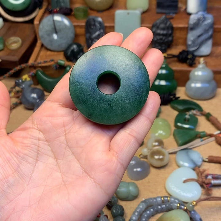 白***啡和田玉未镶嵌颈饰