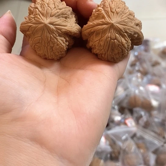 文玩核桃吊坠人***昆40暴雪有黄点