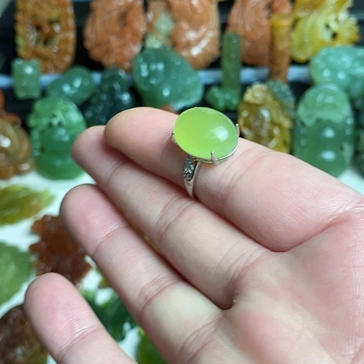 未镶嵌蛇纹石玉颈饰