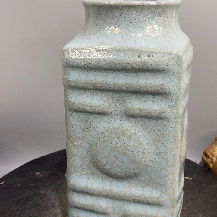 官窑琮式瓶造型独特