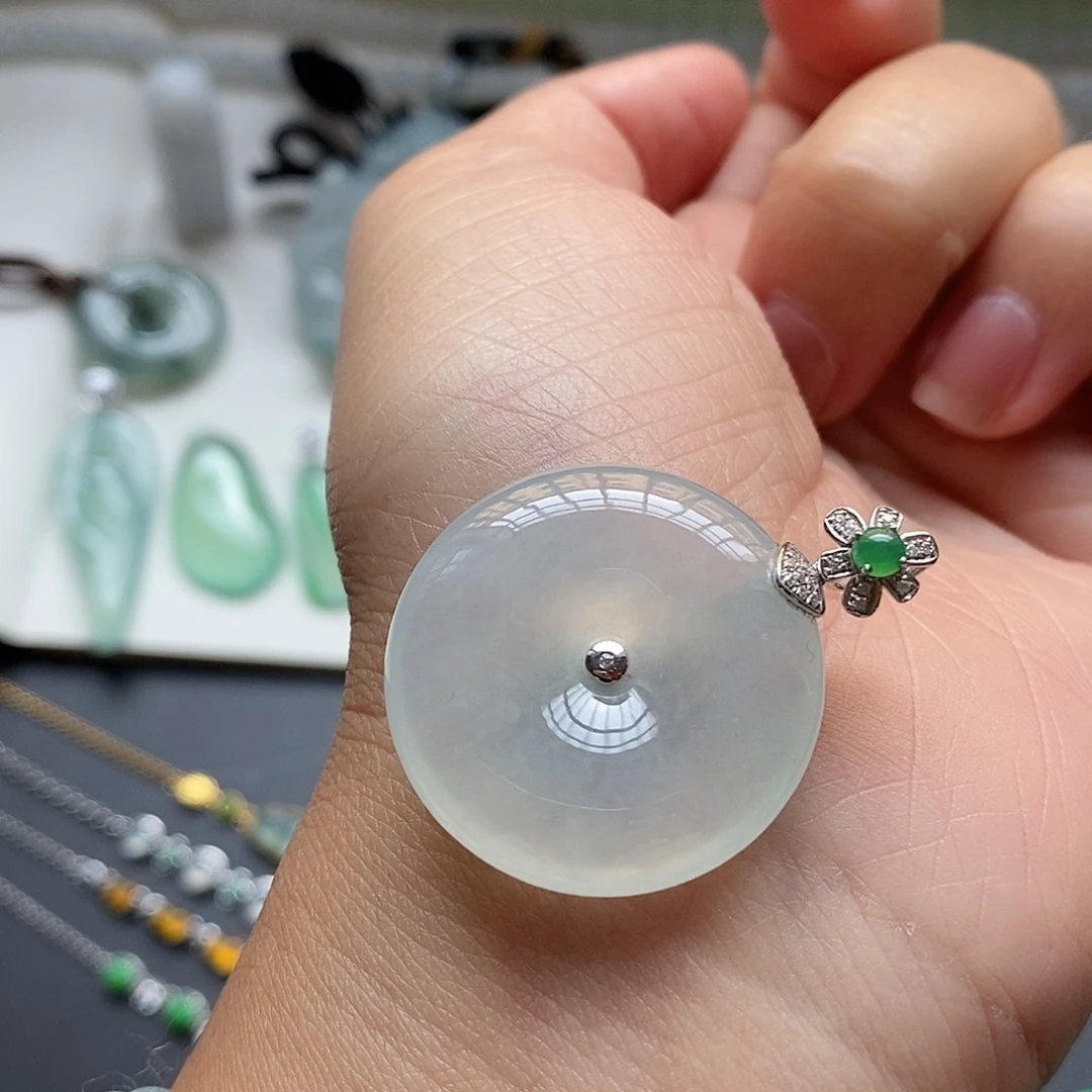 翡翠颈饰18K金镶嵌冰润平安扣