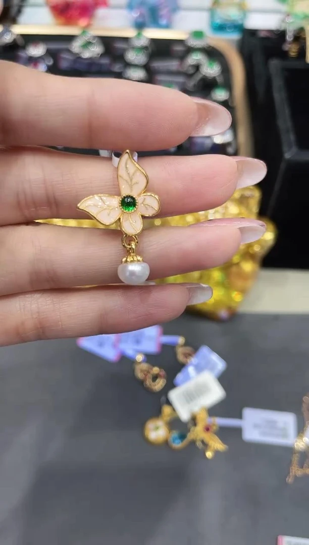 18K镶嵌珍珠吊坠