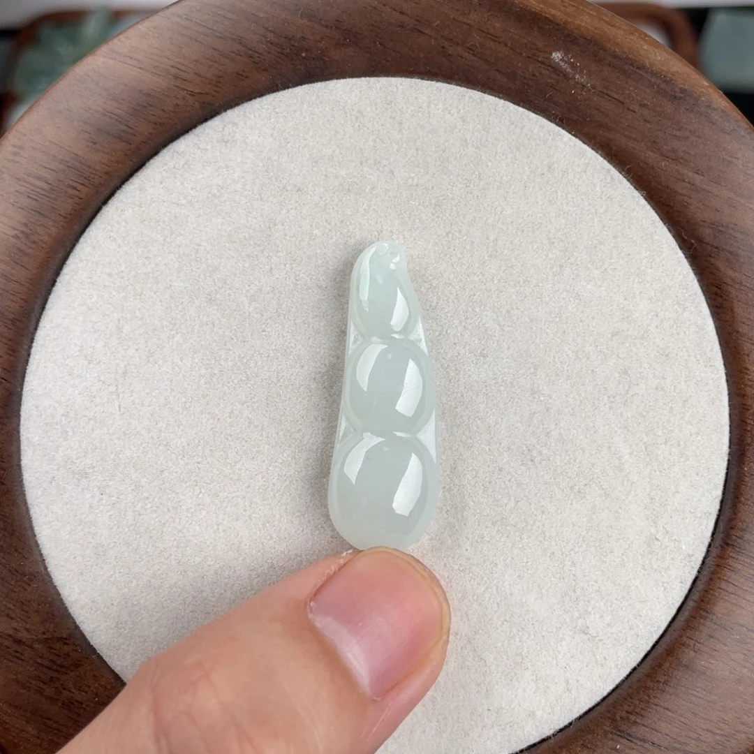 翡翠未镶嵌颈饰福豆