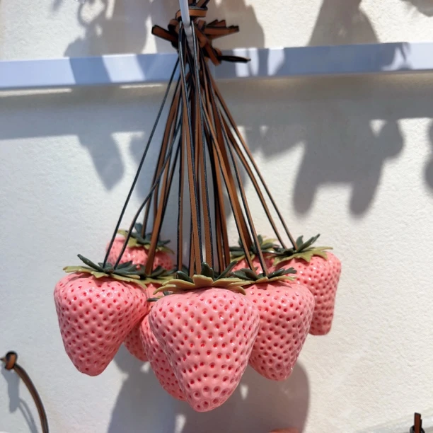 S392大号粉色草莓挂件