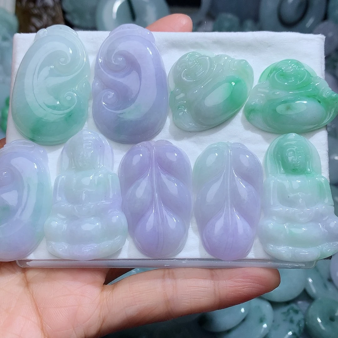 翡翠未镶嵌颈饰1。