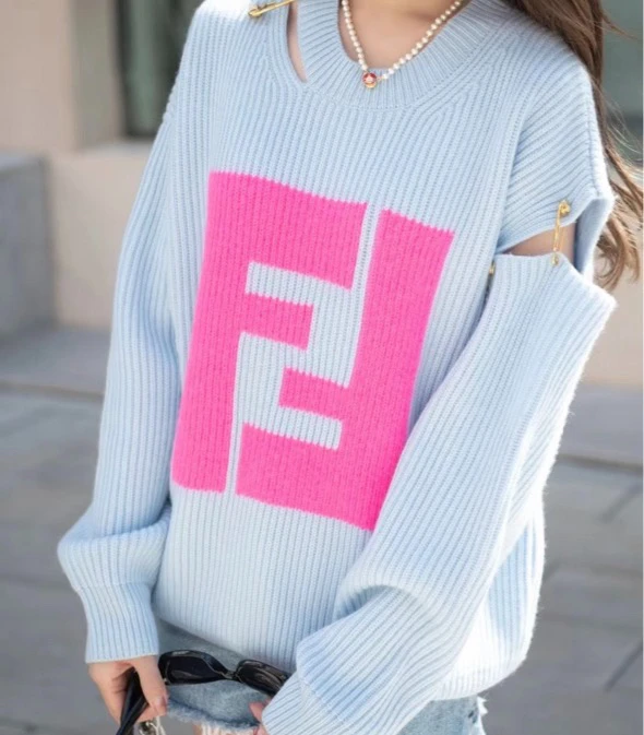 未使用 FENDI/芬迪 12275986联名Versace范思哲 蓝粉别针毛衣48码