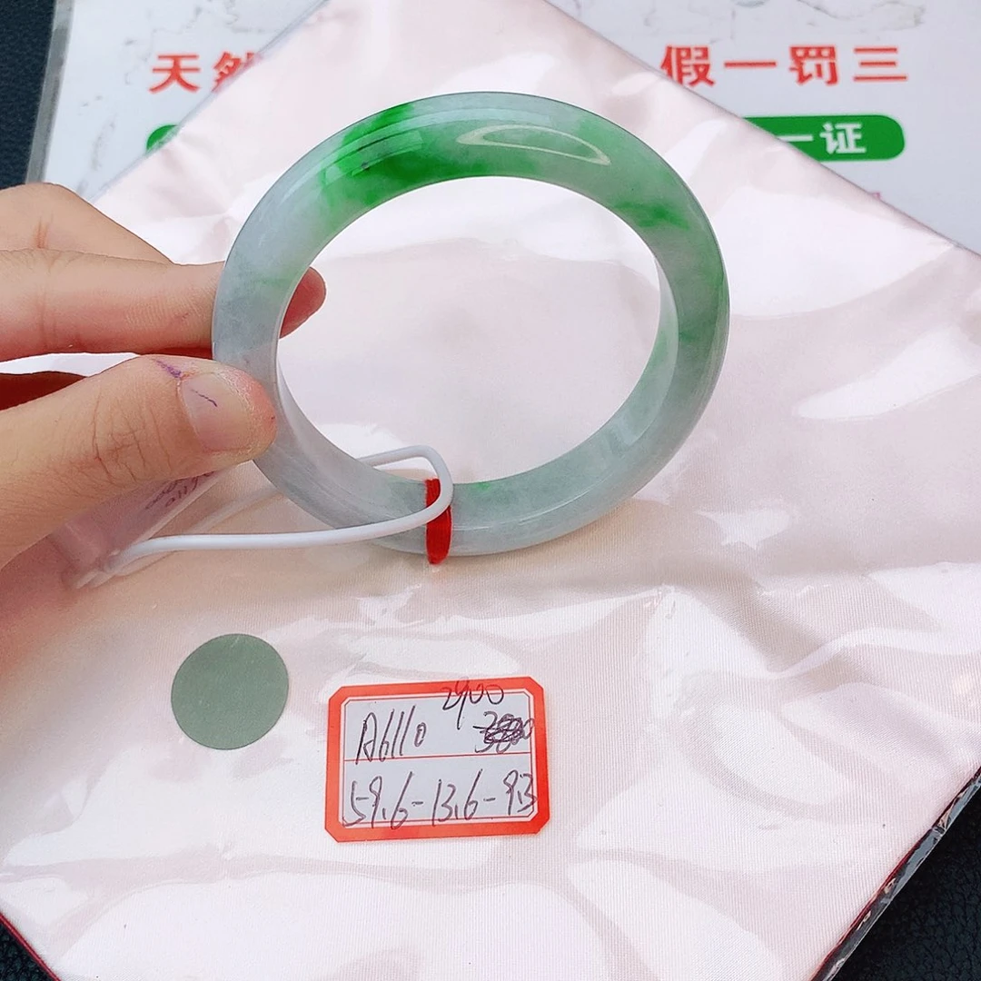 翡翠手镯未镶嵌我