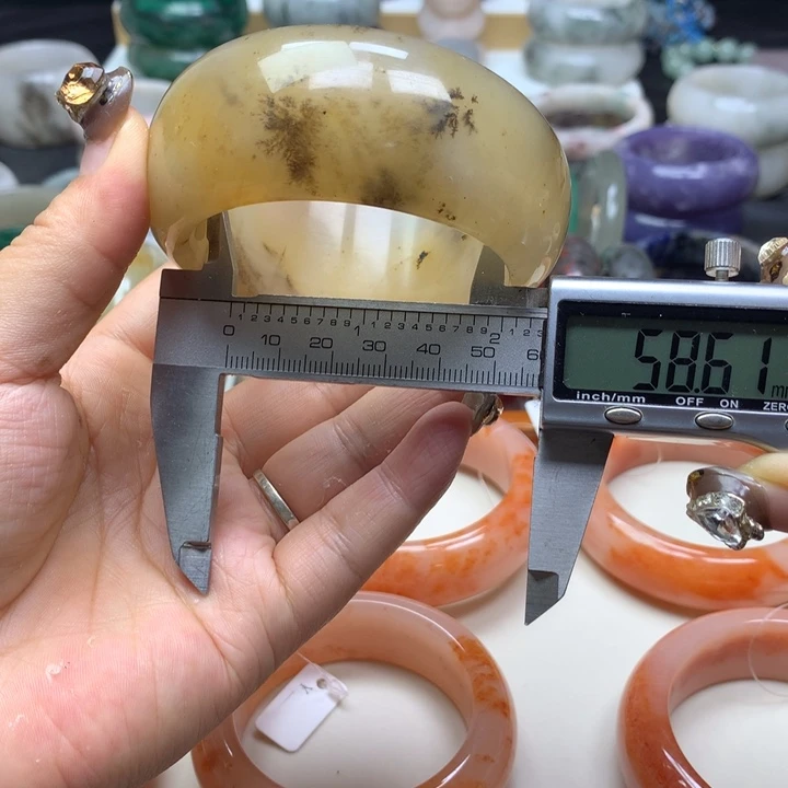 未镶嵌手镯石英质玉