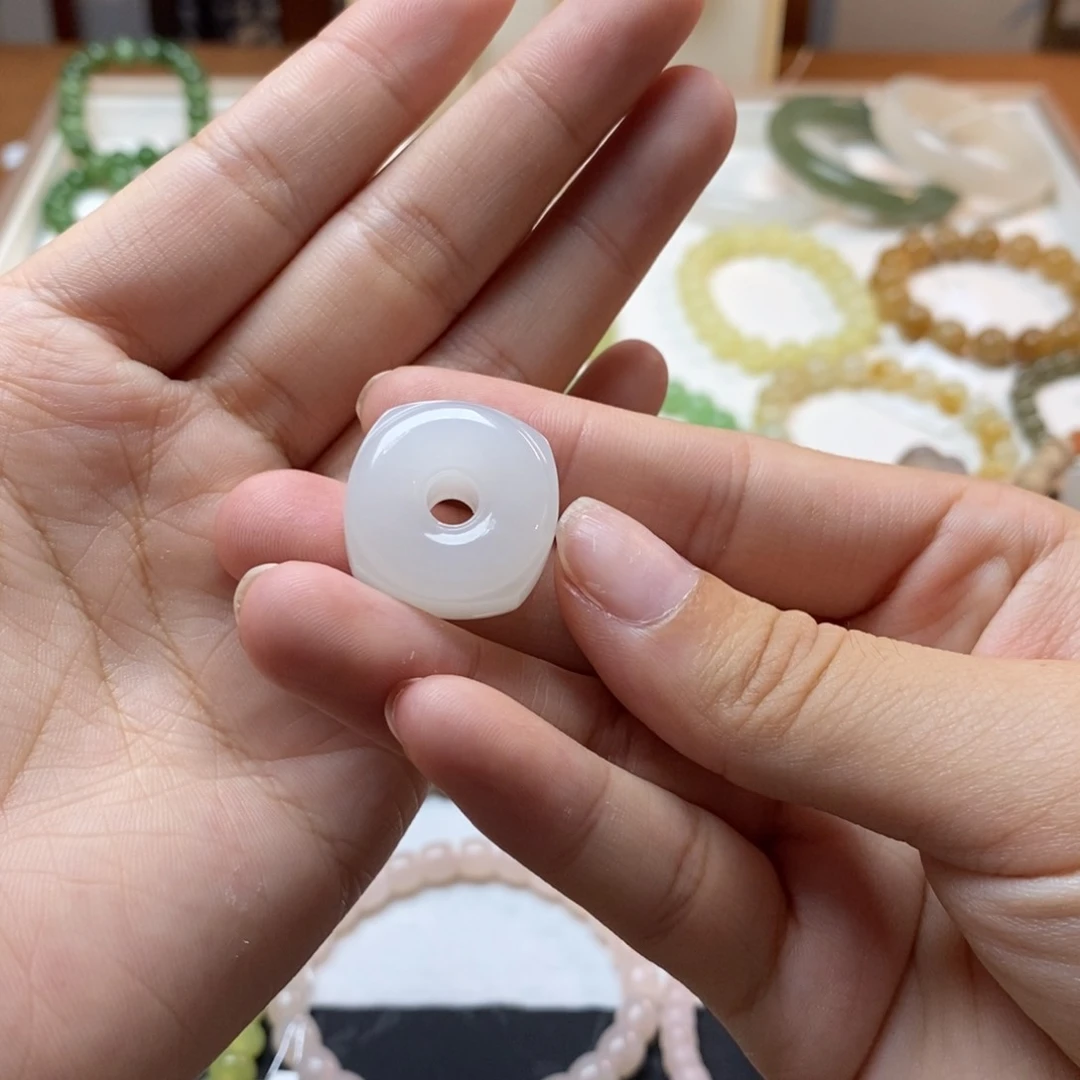 和田玉未镶嵌颈饰怀古扣