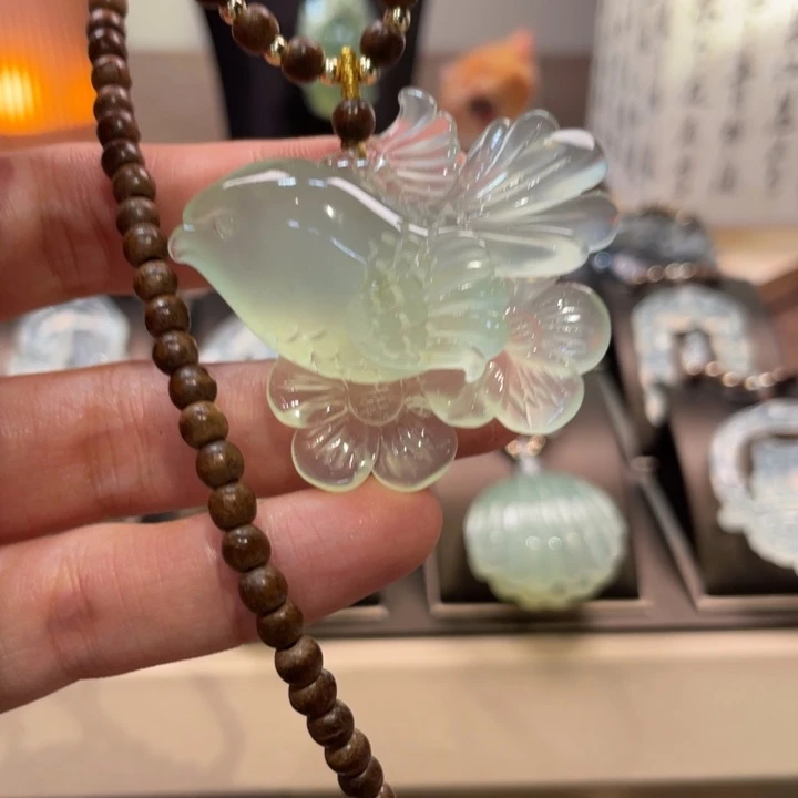 蛇纹石玉未镶嵌颈饰