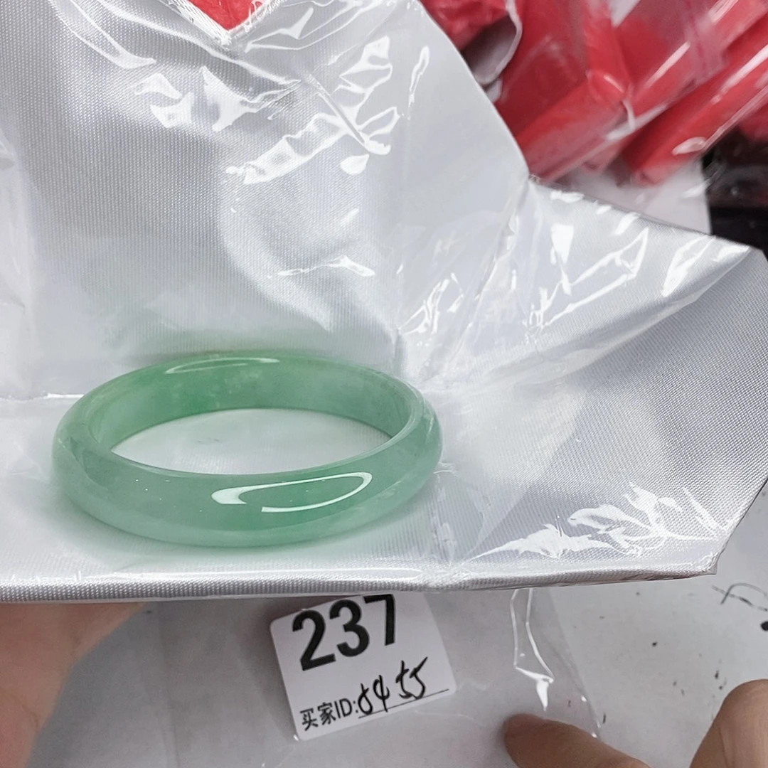 翡翠未镶嵌手镯一图一物实物为准（微瑕处理）