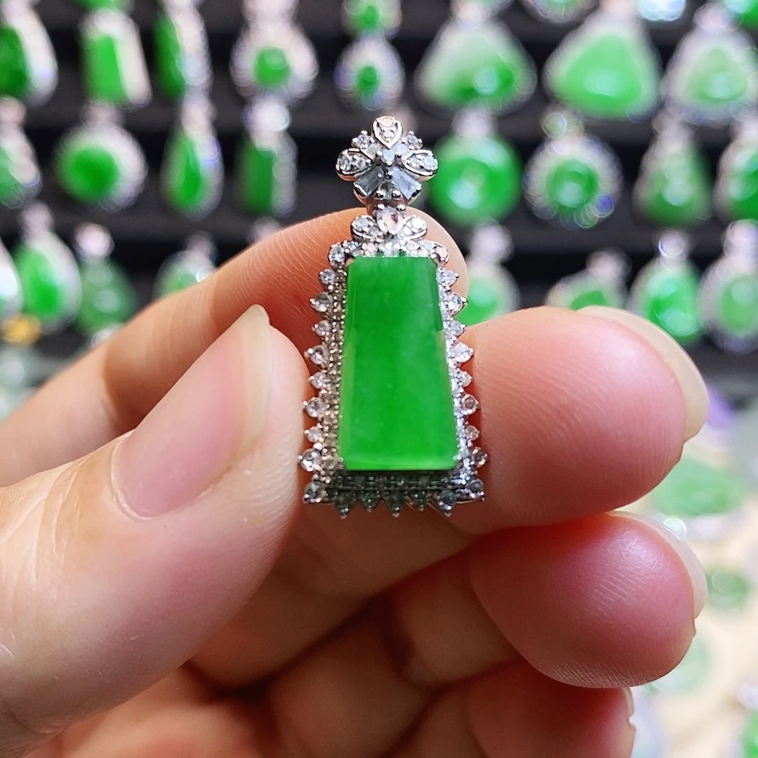 翡翠18K金镶嵌颈饰无事牌