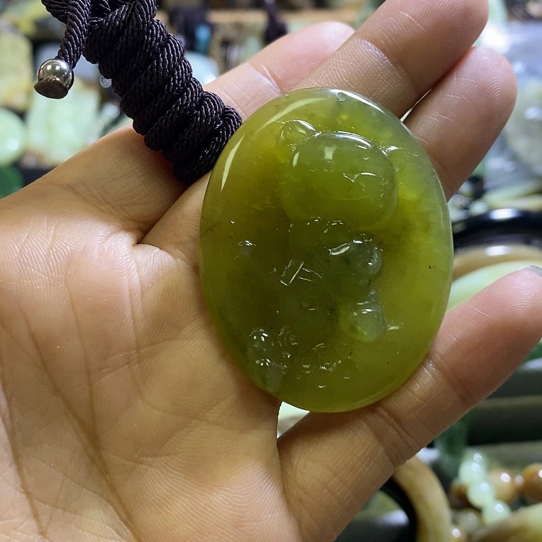岫玉未镶嵌颈饰老虎