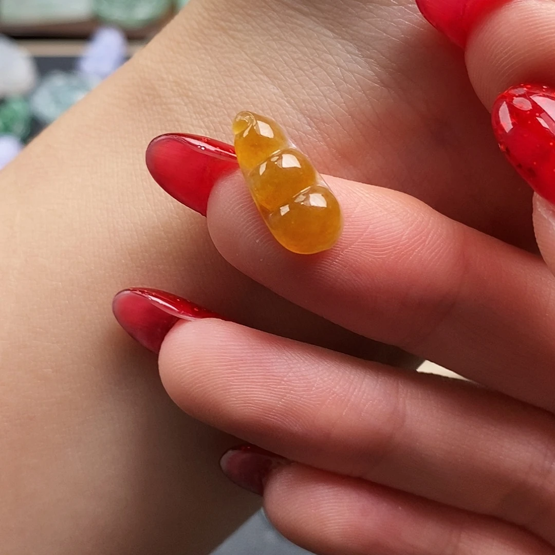 翡翠未镶嵌颈饰福豆