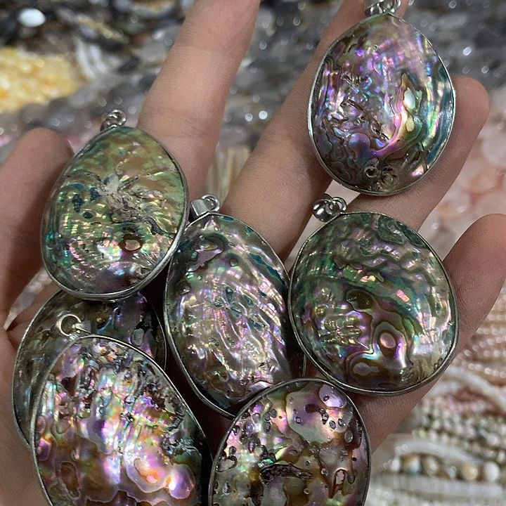 一个天然鲍鱼贝吊坠有沙眼