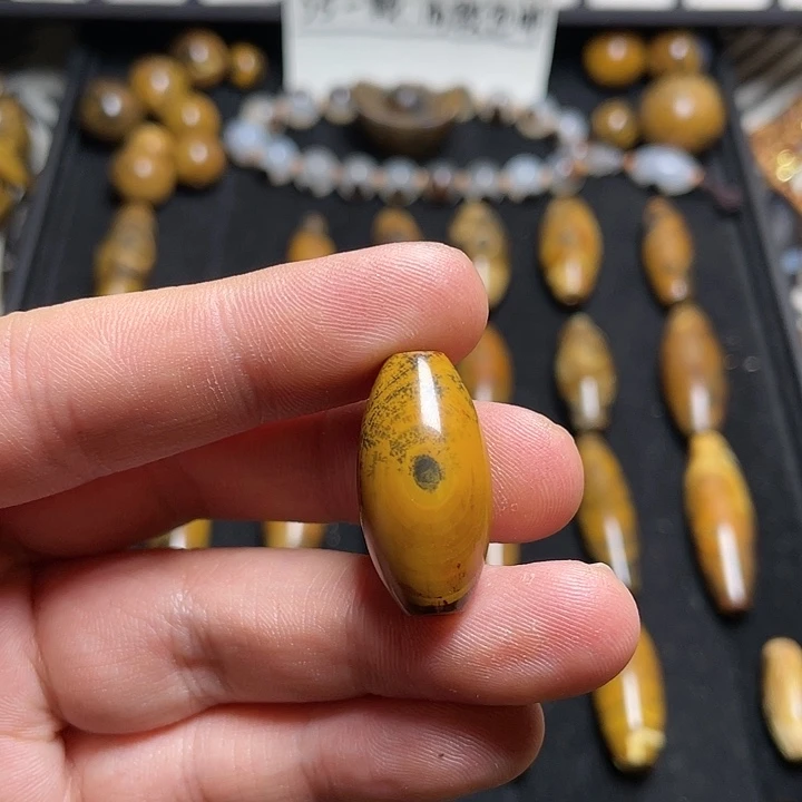 玛瑙/玉髓颈饰未镶嵌壶*