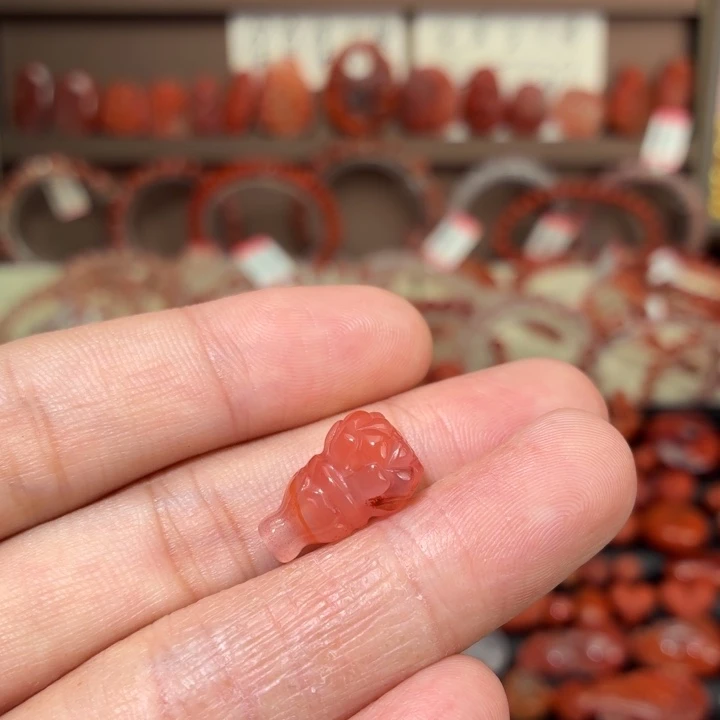 南红玛瑙未镶嵌颈饰莲花三通