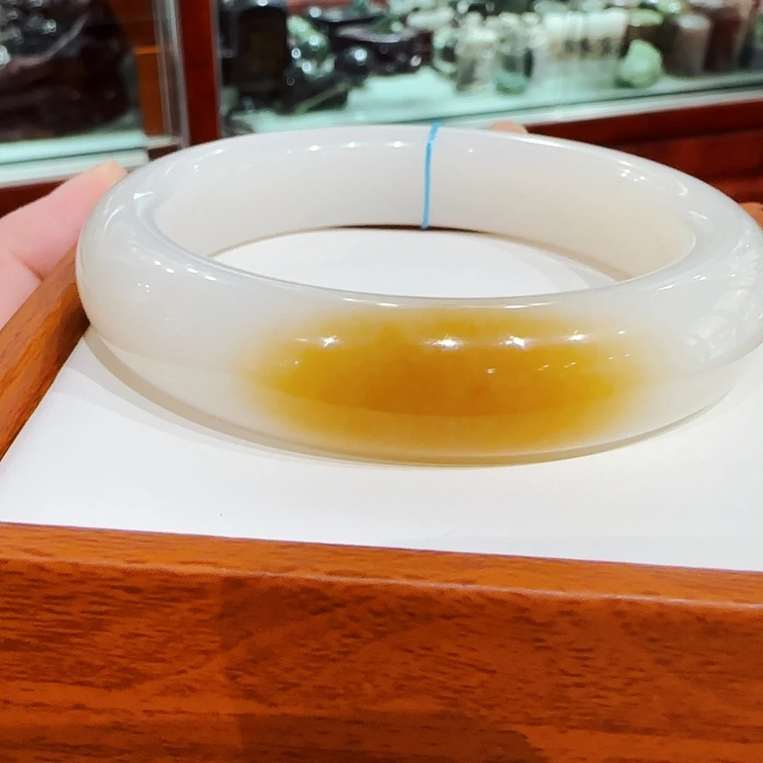 庆***花和田玉未镶嵌手镯