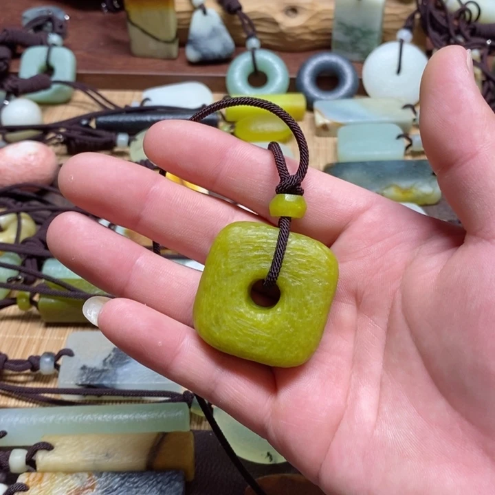 蛇纹石玉挂件未镶嵌秋**味