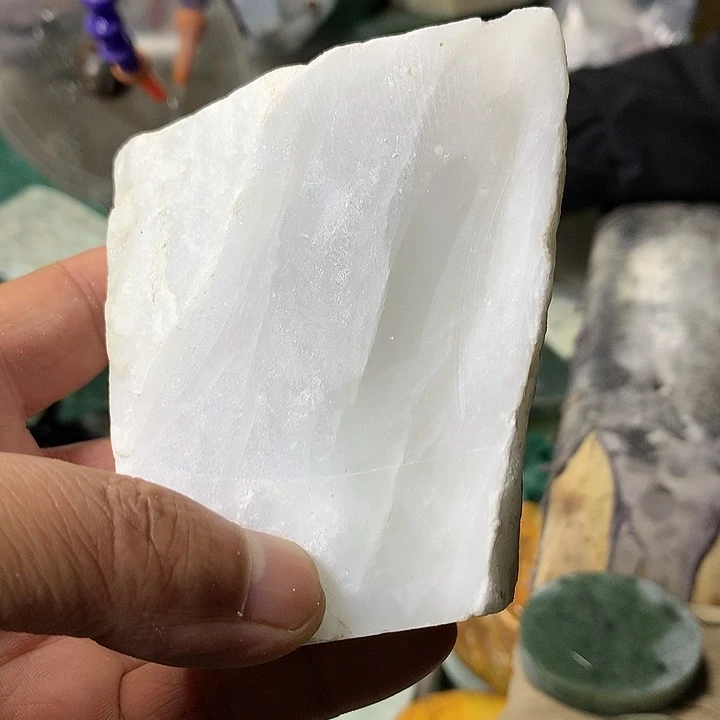 颈饰未镶嵌和田玉（糖玉）