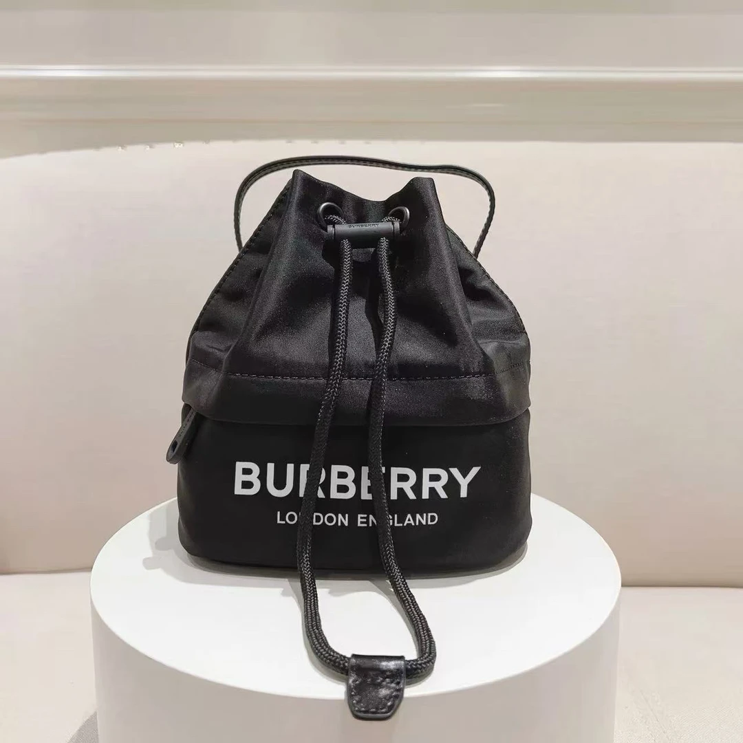 95新 BURBERRY/博柏利 巴宝莉尼龙抽绳水桶手拿包/95新