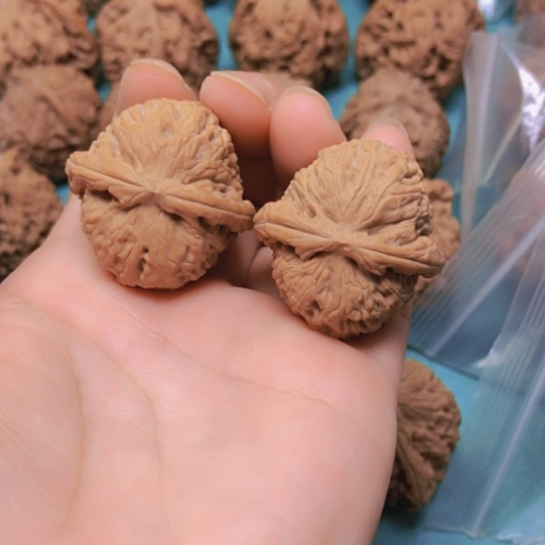 【闪购商品】摆件核桃31.5白狮子磕尖