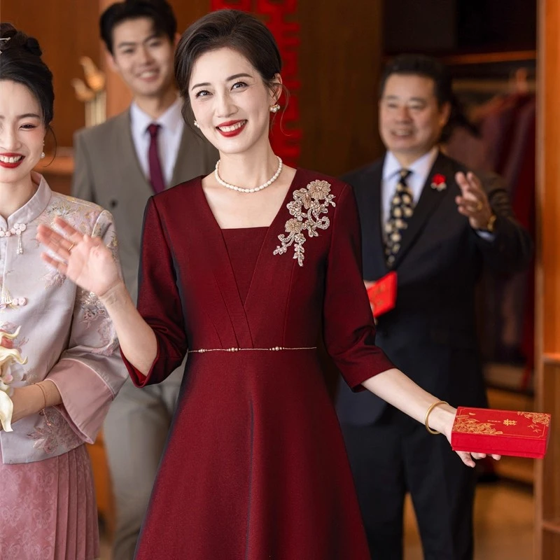 喜婆婆婚宴装礼服裙2025秋冬新款妈妈装气质优雅钉珠酒红色连衣裙