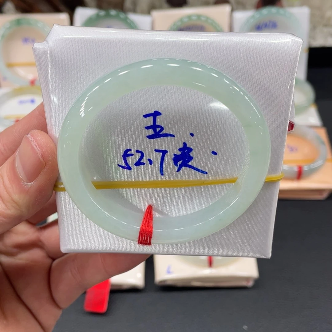 翡翠手镯未镶嵌翡翠