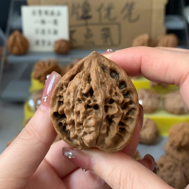 ****林文玩核桃吊坠异形单只，有瑕疵