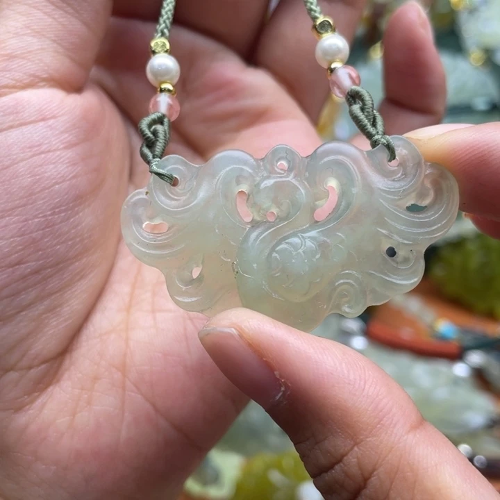 未镶嵌蛇纹石玉吊坠