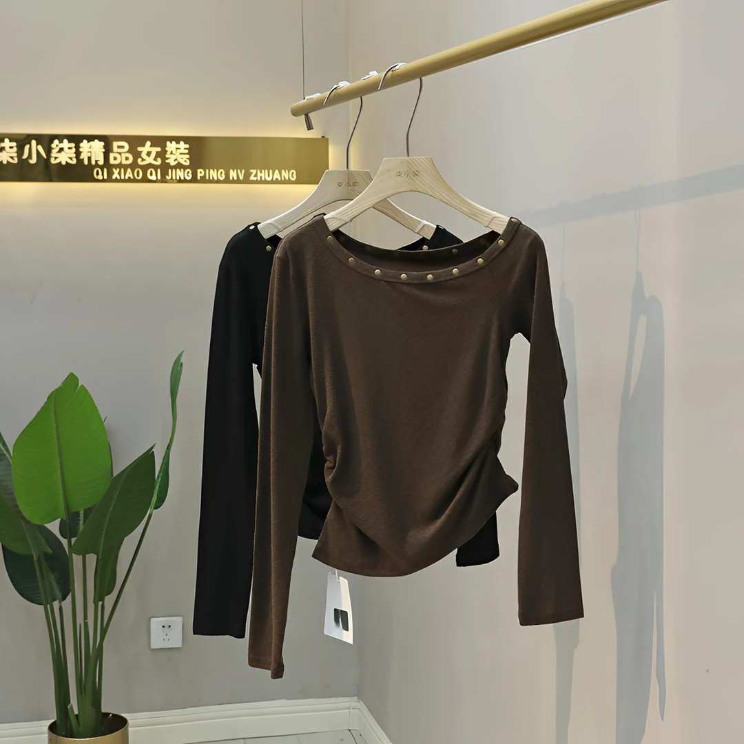 2025年爆款斜领露肩铆钉长袖t恤打底衫女早秋掐腰显瘦辣妹上衣