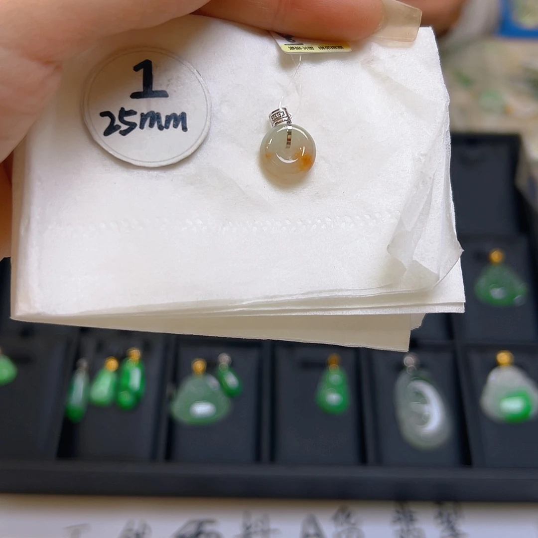 翡翠颈饰18K金镶嵌翡翠