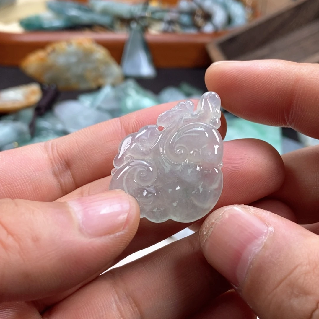 翡翠未镶嵌颈饰如意