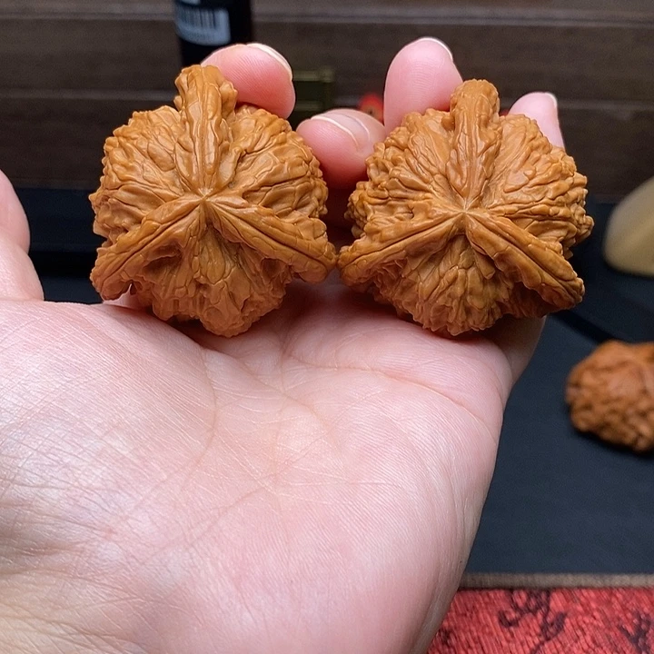 天***蓝文玩核桃把件白奔