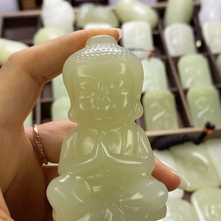 昆仑石宝宝佛手把件