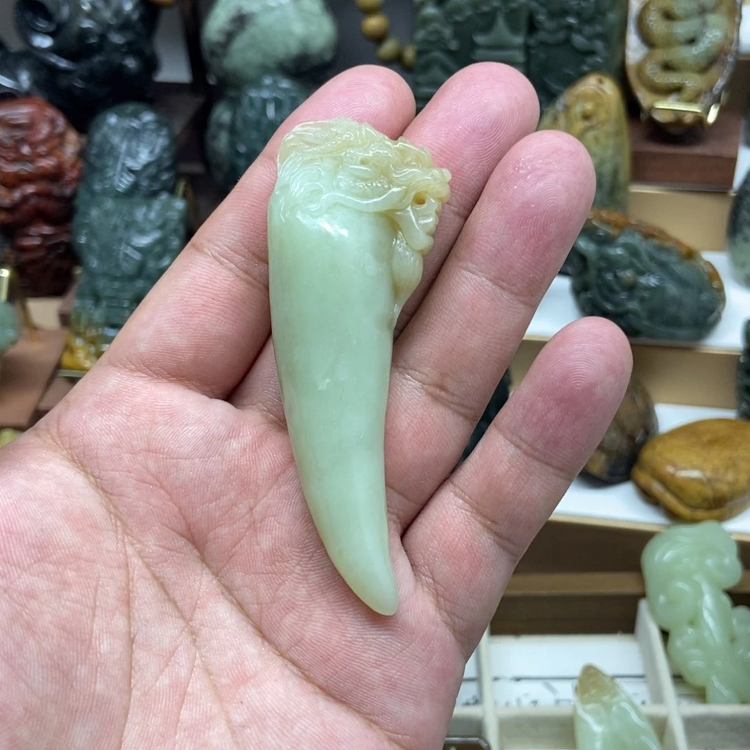 未镶嵌岫岩老玉（透闪石质玉）挂件身****！
