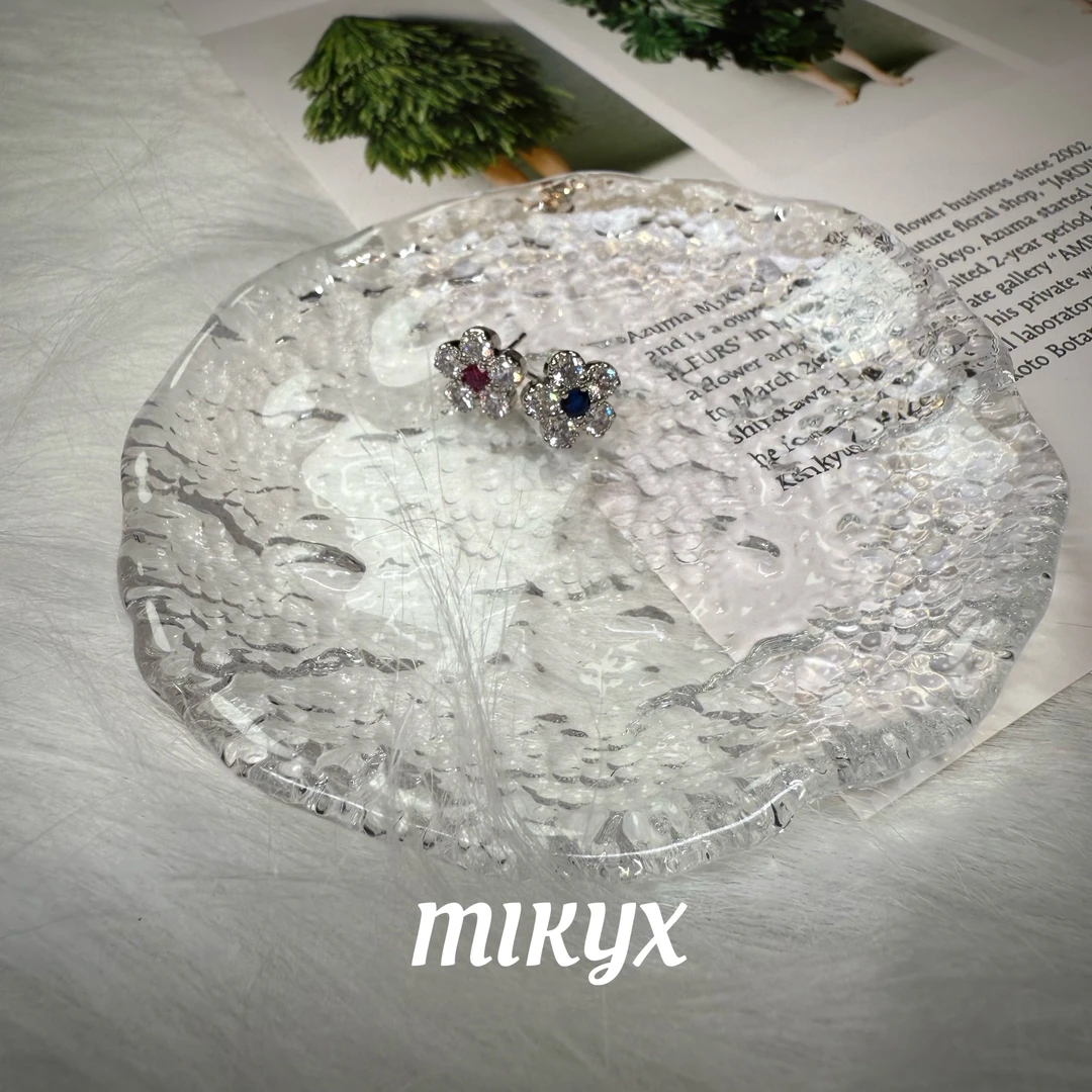 mikyx 铜合金合成锆石耳饰 玫色蓝色不对称花朵耳钉F076